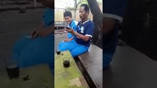 Bapak bapak latah- gara gara latah sampai mencium temannya