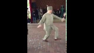 Дед показал как нужно танцевать лезгинку