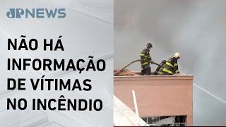 Bombeiros estudam quebrar paredes de shopping no Brás para que fogo não se espalhe