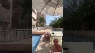 Dr. Paulo Branco na piscina c/ esposa dia sol em São Paulo: