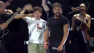 ¡Qué grandes están los hijos de Ricky Martin! Lo sorprenden en tarima