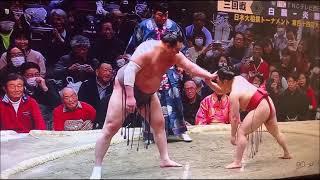 Самый маленький из борцов сумо побеждает непобедимого чемпиона. Smallest top sumo wrestler takes..