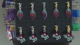 Teen's keychain business gives back to Kansas City community