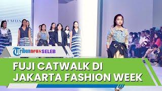 Pertama Kali Tampil di Catwalk Jakarta Fashion Week, Pesona Fujianti Utami Curi Perhatian Warganet