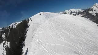 Skieur Freeride poursuivi par un drone FPV dans les Alpes Suisses