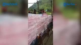 Viral di Sosmed  Seorang Bupati di Papua Langsung Bagikan Dana Desa ke Warga di Tengah Lapangan