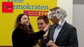 Frau klatscht Lindner Schaum-Torte ins Gesicht