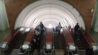 #Russian: people come and go at Lenin's Library metro station