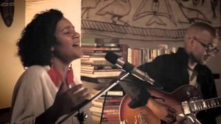 Maia & The Big Sky - Jikomboe (Lounge Room Sessions)