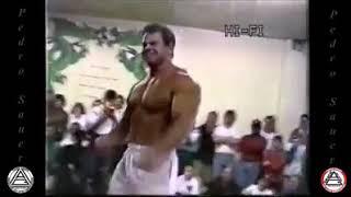 A scary Bodybuilder vs brazilien jujitsu black belt in a street fight