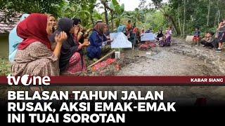 Protes Jalan Rusak Tak Diperbaiki, Emak-emak Buat Gundukan Seperti Kuburan | Kabar Siang tvOne