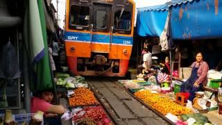 Thailandia treno di Maeklong che passa nel mercato