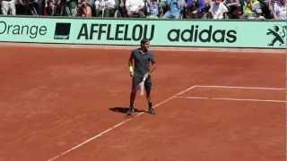 Roger Federer plays left-handed