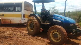 NEW HOLLAND TL75 DESATOLANDO ÔNIBUS ESCOLAR