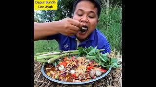 Babang Tampan Makan Lahap Bet Di Pinggir Kali Menu Seafood Tak Lupa Lalapan Genjer Mentah