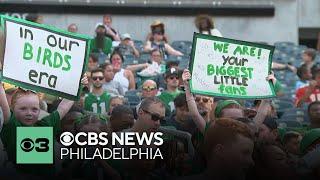 Philadelphia Eagles fans pack Lincoln Financial Field for open practice
