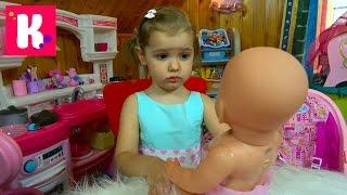 Katy and dad are bathing a doll
