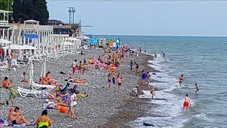 Сколько отдыхающих на пляжах в пасмурный день 1 Июня 2021 Лазаревское Сочи / Жизнь в Ялте