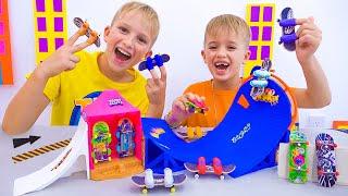 Vlad dan Niki bersenang-senang dengan fingerboard dan playset Hot Wheels Skate