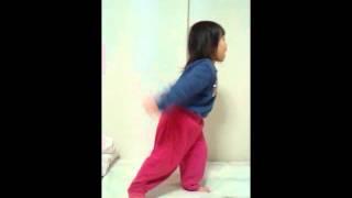 "MUST SEE" Very cute little Japanese girl dancing