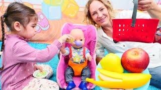 Spielen und Lernen mit Nicole. Obst-Brei für Baby Born. Spielzeug Video für Kinder