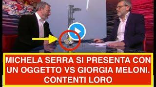 MICHELA SERRA SI PRESENTA CON UN OGGETTO VS GIORGIA MELONI.  CONTENTI LORO