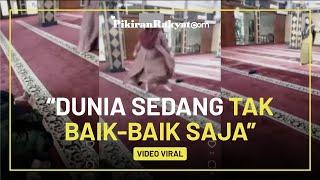 Viral! Emak-emak Ini Malah Buat Video TikTok di Masjid, Netizen: Dunia Sedang Tak Baik-baik Saja