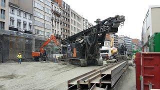 100 ton zware Liebherr machine netjes op dieplader plaatsen in Antwerpen