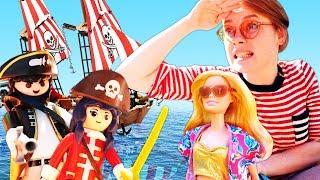 Spaß am Strand. Barbie gegen die Piraten. Video mit Irene und Barbie