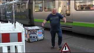 Achtung Bananenschale - mit Warndreieck / Linden, Steintor, Kröpcke ( Spaßvideo ) Hannover 18.9.2024