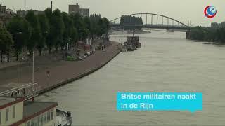 Naakte Britse militairen zwemmen in de Rijn