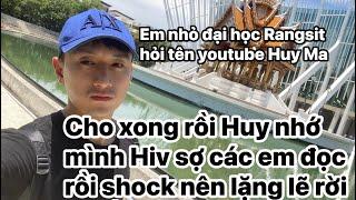 Các em nhỏ trường đại học Rangsit hỏi tên youtube Huy Ma, Phản ứng bất ngờ của Huy cho xong và bỏ đi