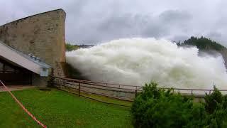 Dunajec przekracza stan - zapora zrzuca wodę (2018/Niedzica)