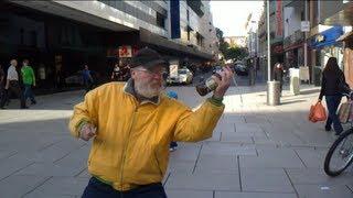 Penner trommelt auf Bierflasche und singt wunderschön