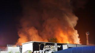 Industriebrand groß]: Firma im Vollbrand in Mülheim Mosel