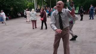 Дедушка танцует,молодые так не смогут!!!