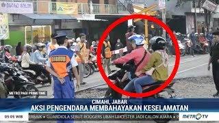 Viral, Pemotor Nekat Terobos Perlintasan Kereta Api di Cimahi