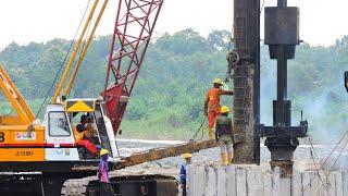 Sumitomo LS 118 RH5 Crane,CATERPILAR 336 Excavators drive water retaining piles into the river