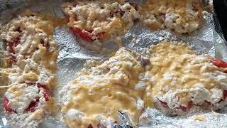 Ескалоп з індички з помідором та сиром в духовці/Turkey escalope with tomato and cheese in the oven.