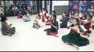 odissi mudra practice at sanskruti kala Niketan students