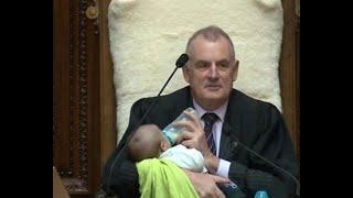 Mais que fait ce bébé au Parlement ?