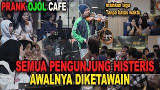 Awalnya Ojol ini diketawain, nge prank Satu cafe histeris kegirangan. mainin lagu TANPA BATAS WAKTU.