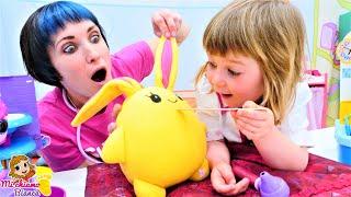 Giochi del dottore con la bambina Bianca! Video con i giocattoli per i bambini piccoli