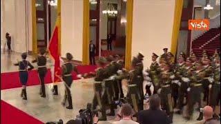 I soldati della guardia entrano nella sala dell'incontro Meloni-Li Qiang