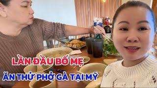 Lần Đầu Bố Mẹ Ăn Thử PHỞ GÀ TẠI MỸ, Đưa Bố Mẹ Đi Trải Nghiệm ẨM THỰC QUANH KHU MÌNH SỐNG