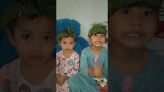 Yura dan Adhwa membuat topi dari daun