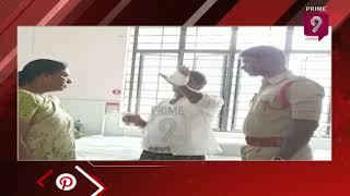 Volunteer Ravi Assault Common Man With Knife in Secretariat at Prakasam | Prime9 News