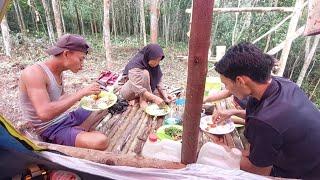 bermalam makan bersama di gubuk hutan