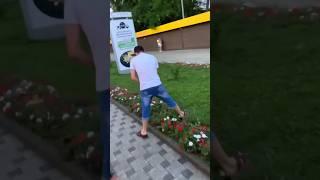 Ссыт в парке , где гуляют дети! #shorts