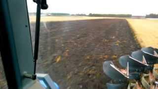 Valtra M120e ploughing - Muwex